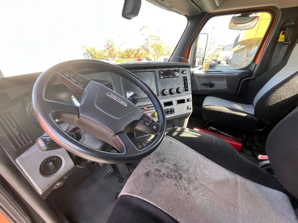 Day Cab Tractor-Heavy Duty Tractors-Freightliner-2019-T11664ST-Torrance-CA-318,231\n\t\tmiles-$ 42,000 - Image 10