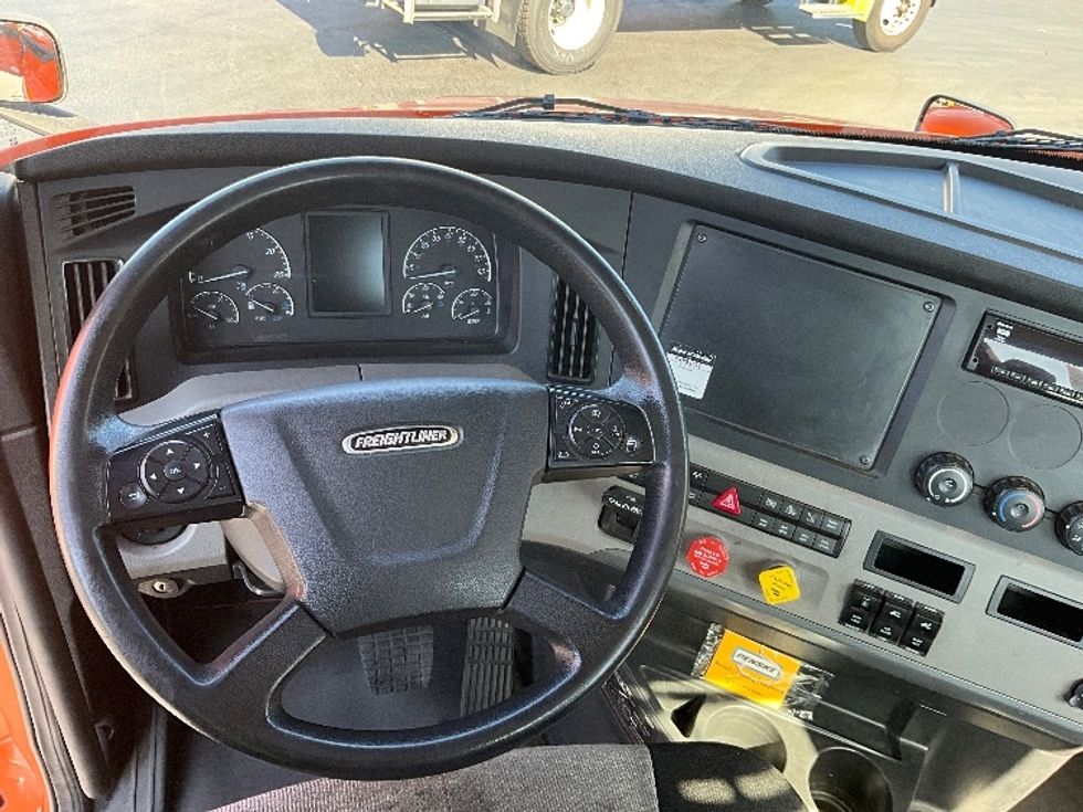 Day Cab Tractor-Heavy Duty Tractors-Freightliner-2019-T11664ST-Torrance-CA-318,231\n\t\tmiles-$ 42,000 - Image 11