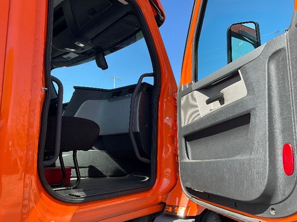 Day Cab Tractor-Heavy Duty Tractors-Freightliner-2019-T11664ST-Torrance-CA-318,231\n\t\tmiles-$ 42,000 - Image 12