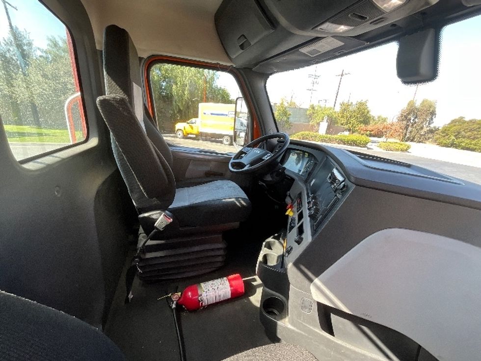 Day Cab Tractor-Heavy Duty Tractors-Freightliner-2019-T11664ST-Torrance-CA-318,231\n\t\tmiles-$ 42,000 - Image 14