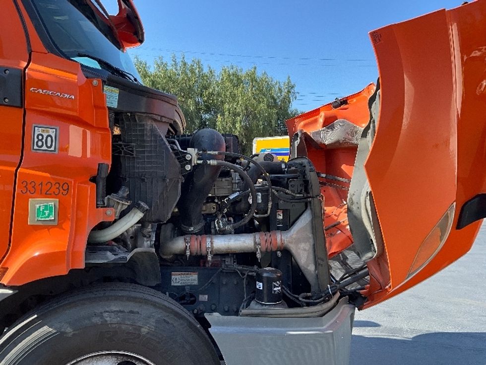 Day Cab Tractor-Heavy Duty Tractors-Freightliner-2019-T11664ST-Torrance-CA-318,231\n\t\tmiles-$ 42,000 - Image 15