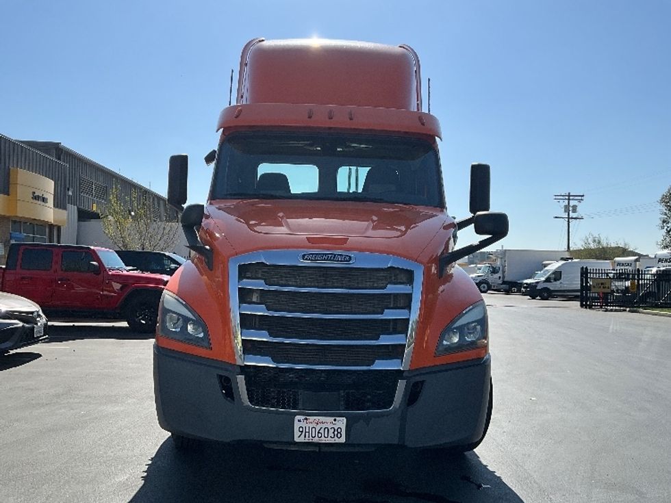 Day Cab Tractor-Heavy Duty Tractors-Freightliner-2019-T11664ST-Torrance-CA-318,231\n\t\tmiles-$ 42,000 - Image 2
