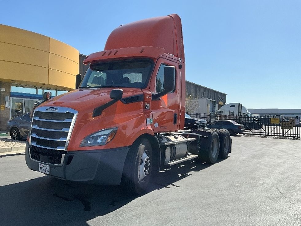 Day Cab Tractor-Heavy Duty Tractors-Freightliner-2019-T11664ST-Torrance-CA-318,231\n\t\tmiles-$ 42,000 - Image 3