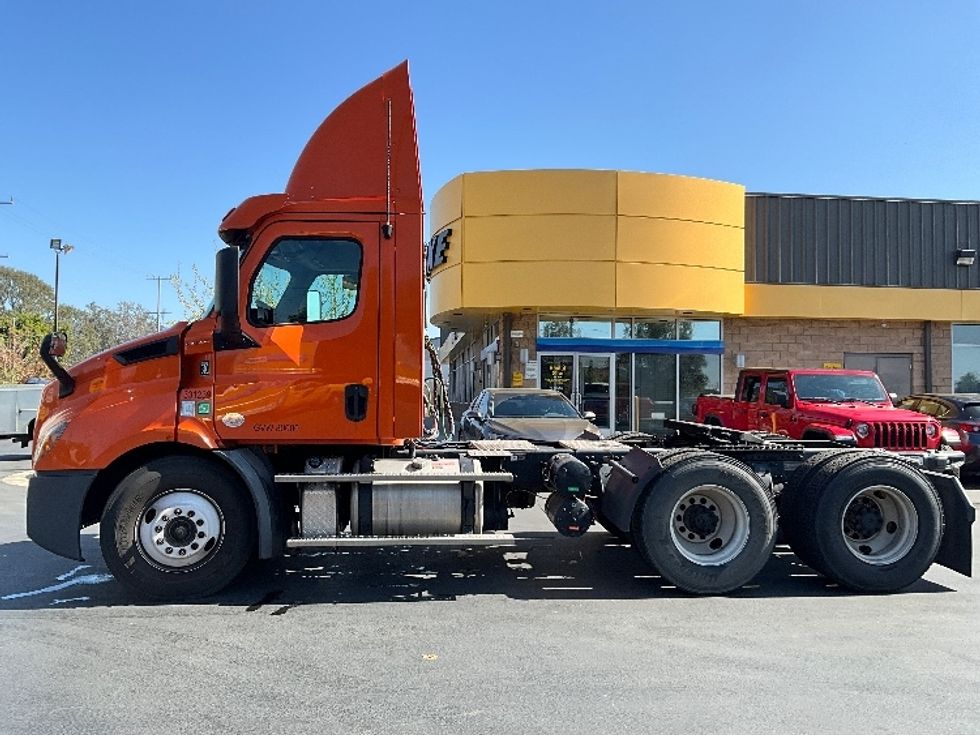 Day Cab Tractor-Heavy Duty Tractors-Freightliner-2019-T11664ST-Torrance-CA-318,231\n\t\tmiles-$ 42,000 - Image 4