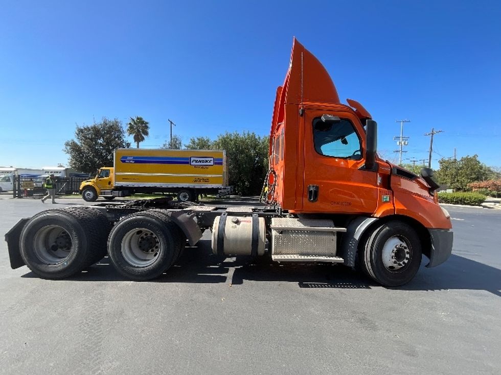 Day Cab Tractor-Heavy Duty Tractors-Freightliner-2019-T11664ST-Torrance-CA-318,231\n\t\tmiles-$ 42,000 - Image 8