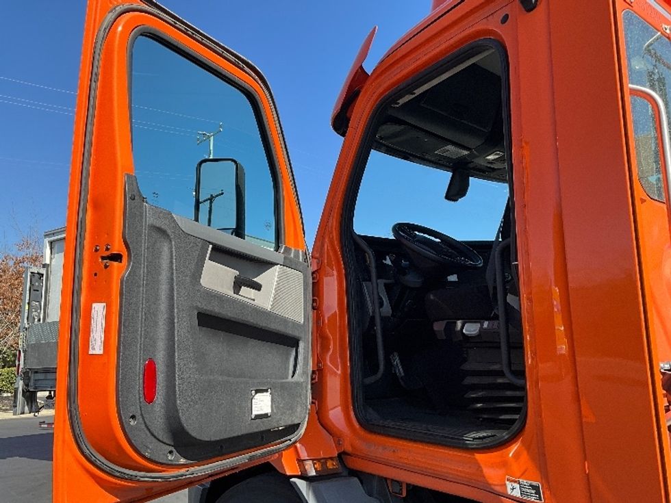Day Cab Tractor-Heavy Duty Tractors-Freightliner-2019-T11664ST-Torrance-CA-318,231\n\t\tmiles-$ 42,000 - Image 9
