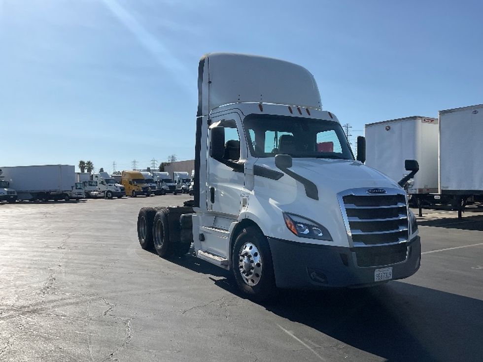 Day Cab Tractor-Heavy Duty Tractors-Freightliner-2019-T11664ST-Torrance-CA-384,360\n\t\tmiles-$ 48,250 - Image 1