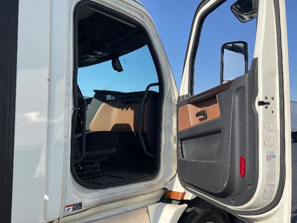 Day Cab Tractor-Heavy Duty Tractors-Freightliner-2019-T11664ST-Torrance-CA-384,360\n\t\tmiles-$ 48,250 - Image 10