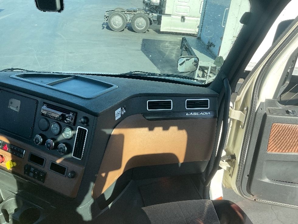 Day Cab Tractor-Heavy Duty Tractors-Freightliner-2019-T11664ST-Torrance-CA-384,360\n\t\tmiles-$ 48,250 - Image 11
