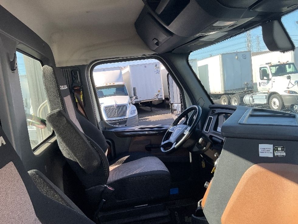 Day Cab Tractor-Heavy Duty Tractors-Freightliner-2019-T11664ST-Torrance-CA-384,360\n\t\tmiles-$ 48,250 - Image 12