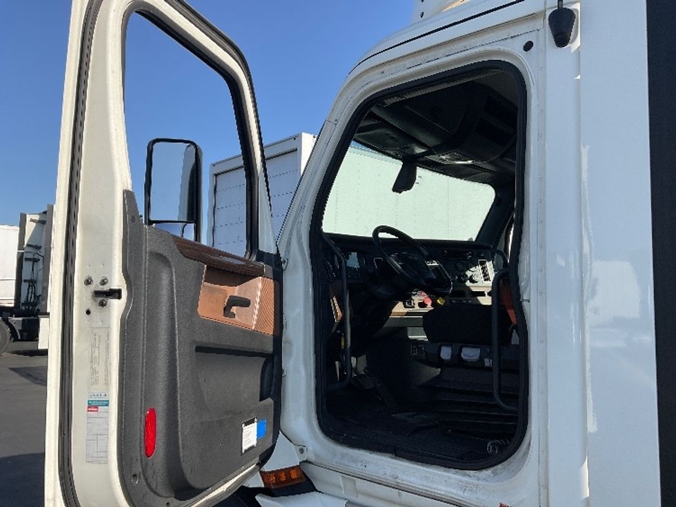 Day Cab Tractor-Heavy Duty Tractors-Freightliner-2019-T11664ST-Torrance-CA-384,360\n\t\tmiles-$ 48,250 - Image 8