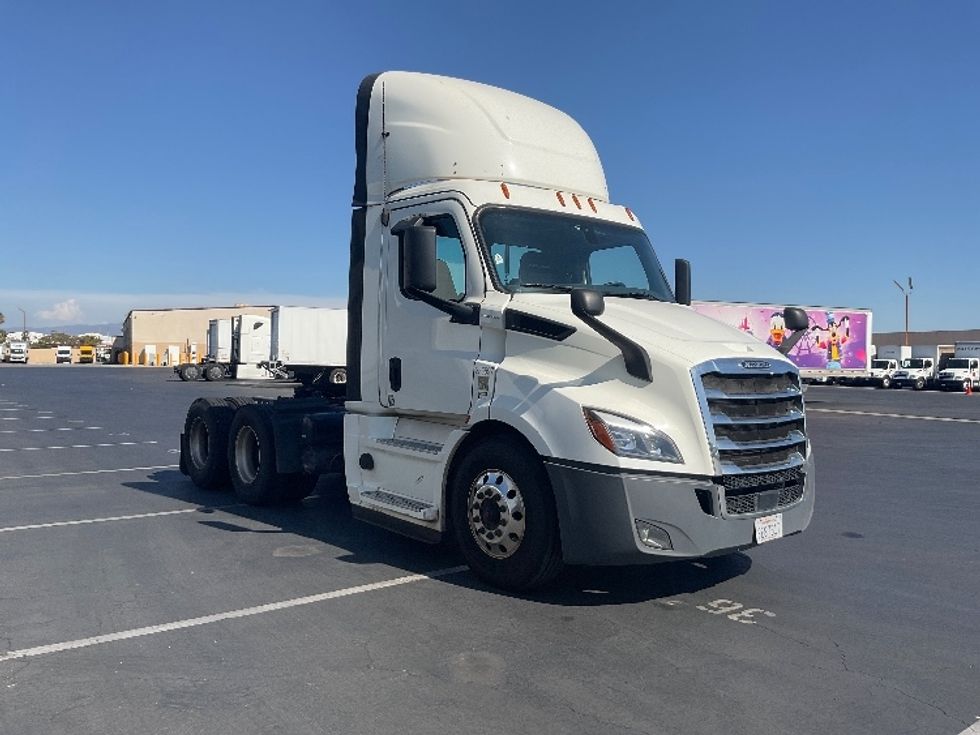 Day Cab Tractor-Heavy Duty Tractors-Freightliner-2019-T11664ST-Torrance-CA-387,810\n\t\tmiles-$ 48,250 - Image 1