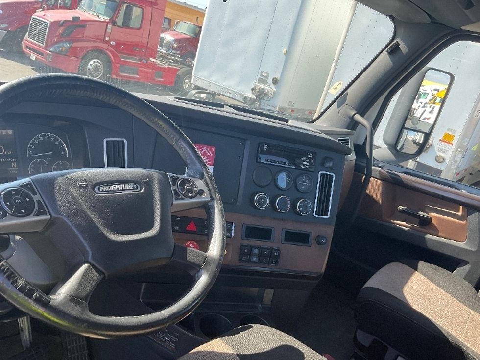 Day Cab Tractor-Heavy Duty Tractors-Freightliner-2019-T11664ST-Torrance-CA-387,810\n\t\tmiles-$ 48,250 - Image 10