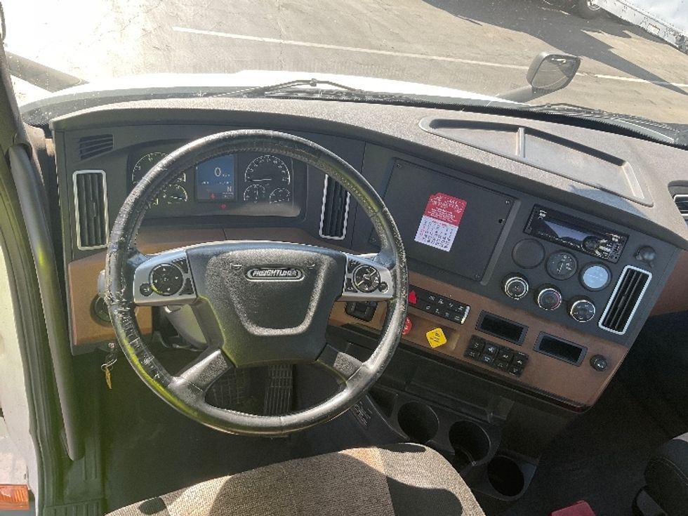 Day Cab Tractor-Heavy Duty Tractors-Freightliner-2019-T11664ST-Torrance-CA-387,810\n\t\tmiles-$ 48,250 - Image 11