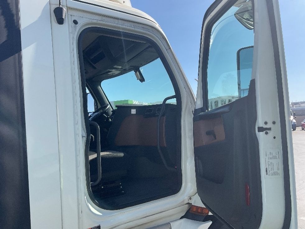 Day Cab Tractor-Heavy Duty Tractors-Freightliner-2019-T11664ST-Torrance-CA-387,810\n\t\tmiles-$ 48,250 - Image 12