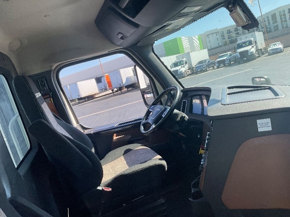 Day Cab Tractor-Heavy Duty Tractors-Freightliner-2019-T11664ST-Torrance-CA-387,810\n\t\tmiles-$ 48,250 - Image 14