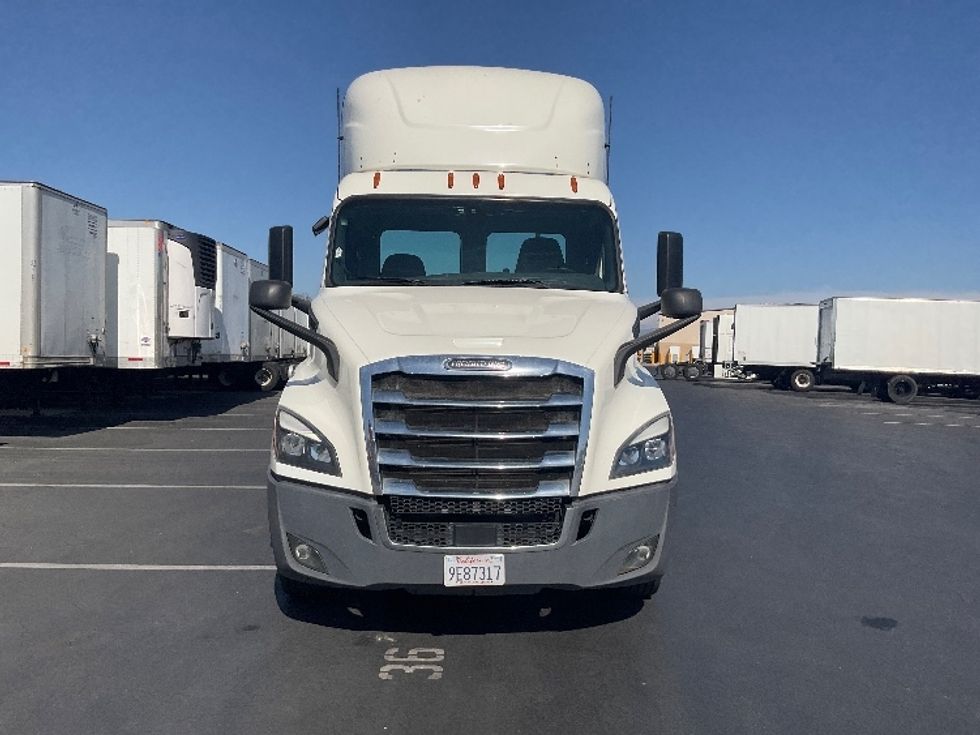 Day Cab Tractor-Heavy Duty Tractors-Freightliner-2019-T11664ST-Torrance-CA-387,810\n\t\tmiles-$ 48,250 - Image 2