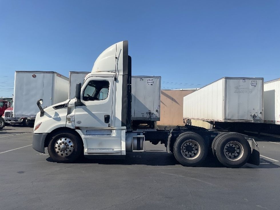 Day Cab Tractor-Heavy Duty Tractors-Freightliner-2019-T11664ST-Torrance-CA-387,810\n\t\tmiles-$ 48,250 - Image 4