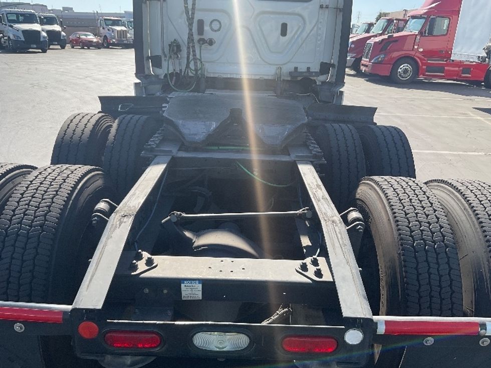 Day Cab Tractor-Heavy Duty Tractors-Freightliner-2019-T11664ST-Torrance-CA-387,810\n\t\tmiles-$ 48,250 - Image 6