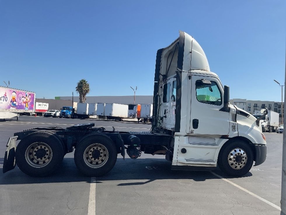 Day Cab Tractor-Heavy Duty Tractors-Freightliner-2019-T11664ST-Torrance-CA-387,810\n\t\tmiles-$ 48,250 - Image 8