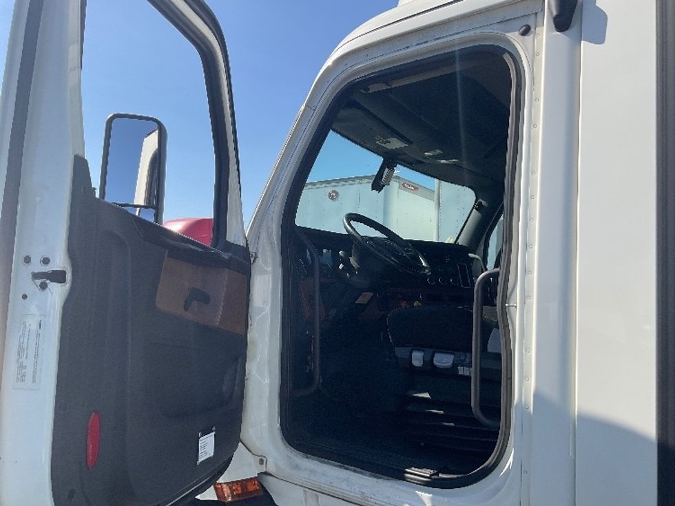 Day Cab Tractor-Heavy Duty Tractors-Freightliner-2019-T11664ST-Torrance-CA-387,810\n\t\tmiles-$ 48,250 - Image 9