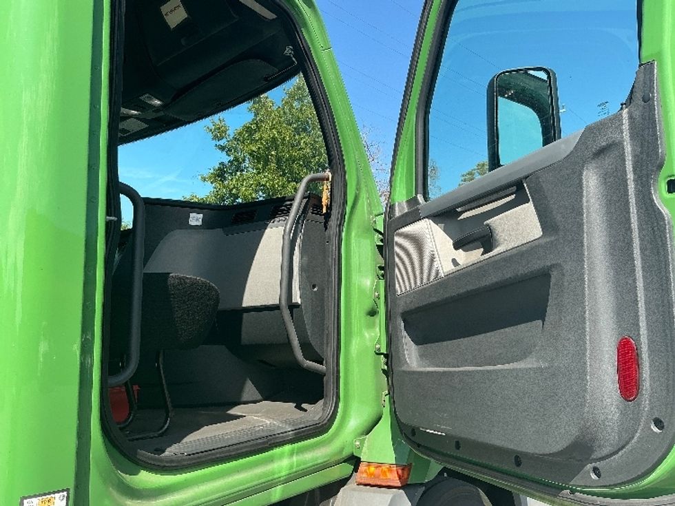 Day Cab Tractor-Heavy Duty Tractors-Freightliner-2019-T11664ST-Torrance-CA-62,935\n\t\tmiles-$ 59,500 - Image 12