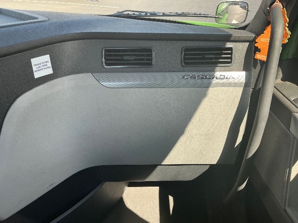 Day Cab Tractor-Heavy Duty Tractors-Freightliner-2019-T11664ST-Torrance-CA-62,935\n\t\tmiles-$ 59,500 - Image 13