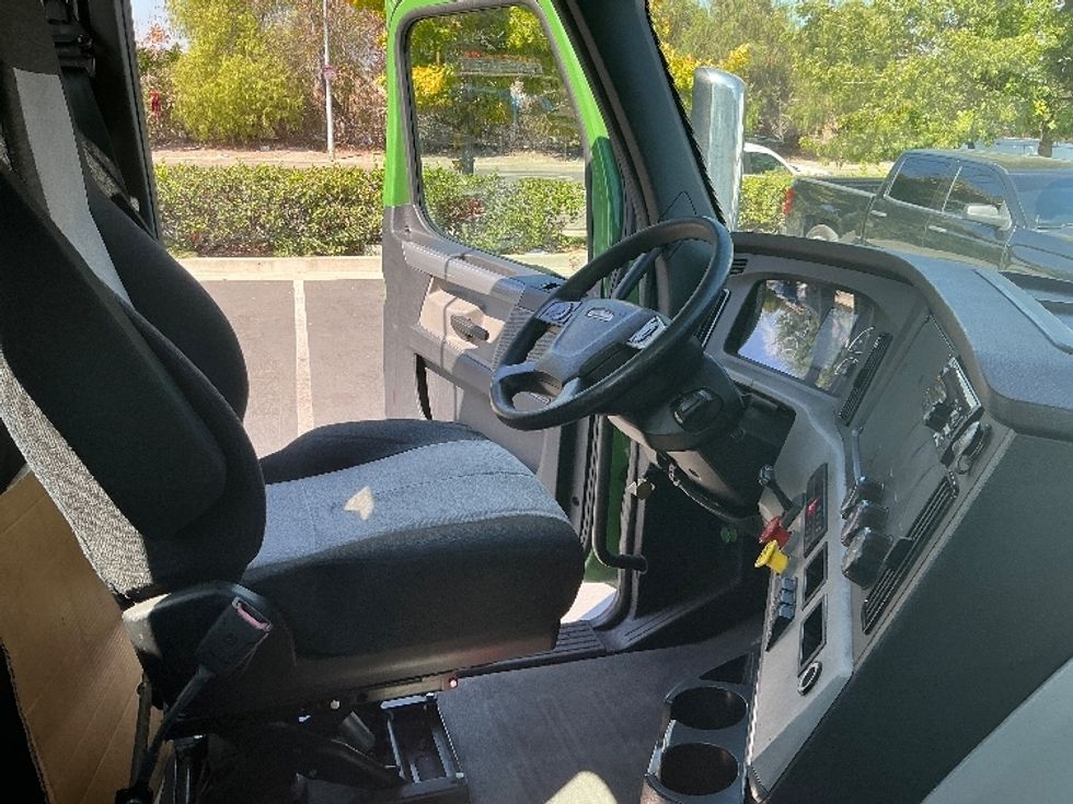 Day Cab Tractor-Heavy Duty Tractors-Freightliner-2019-T11664ST-Torrance-CA-62,935\n\t\tmiles-$ 59,500 - Image 14