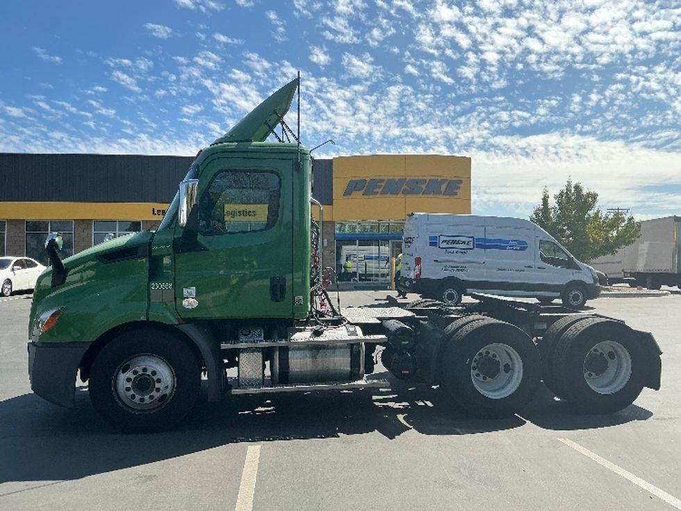 Day Cab Tractor-Heavy Duty Tractors-Freightliner-2019-T11664ST-Torrance-CA-62,935\n\t\tmiles-$ 59,500 - Image 4