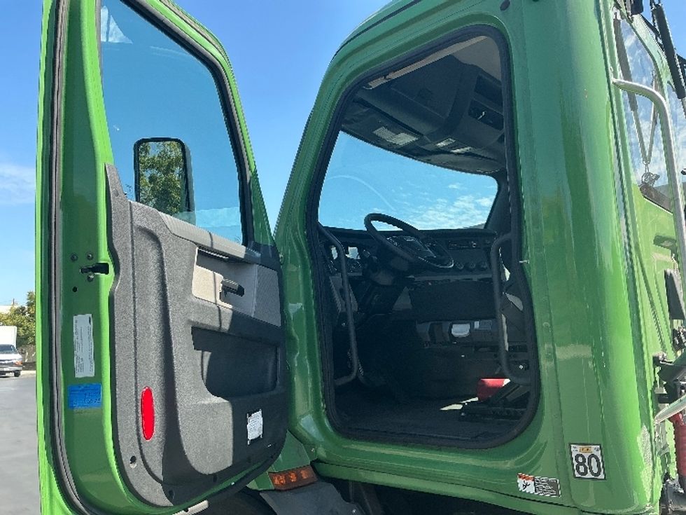 Day Cab Tractor-Heavy Duty Tractors-Freightliner-2019-T11664ST-Torrance-CA-62,935\n\t\tmiles-$ 59,500 - Image 9