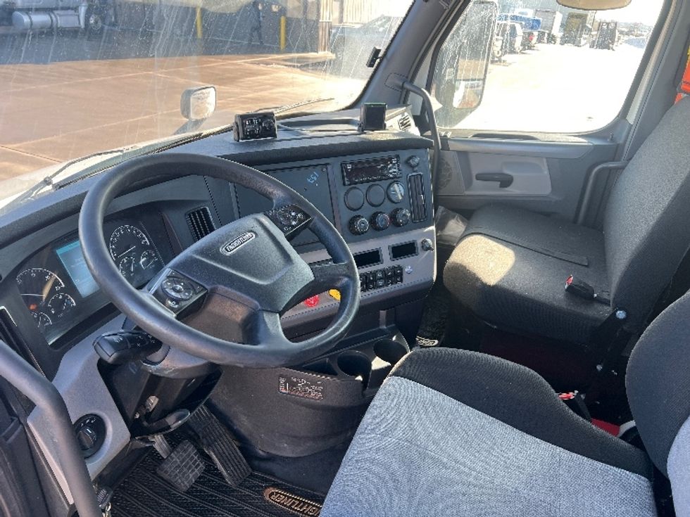Day Cab Tractor-Heavy Duty Tractors-Freightliner-2019-T11664ST-West Fargo-ND-764,497\n\t\tmiles-$ 27,750 - Image 10