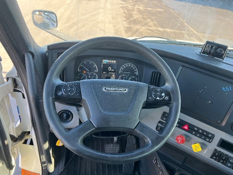 Day Cab Tractor-Heavy Duty Tractors-Freightliner-2019-T11664ST-West Fargo-ND-764,497\n\t\tmiles-$ 27,750 - Image 11