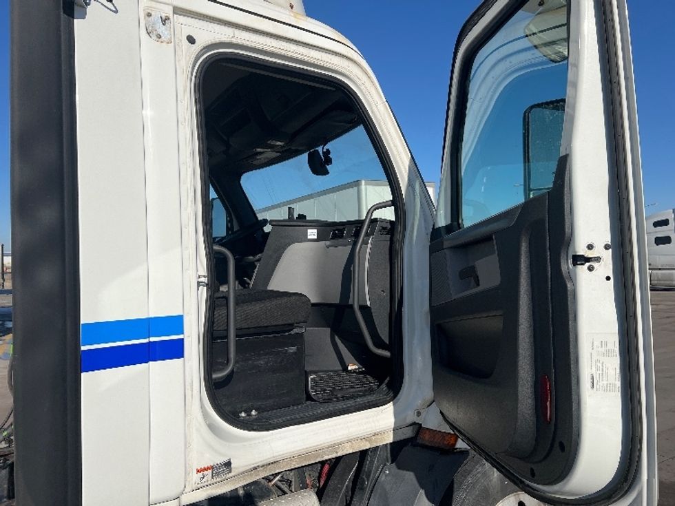 Day Cab Tractor-Heavy Duty Tractors-Freightliner-2019-T11664ST-West Fargo-ND-764,497\n\t\tmiles-$ 27,750 - Image 12