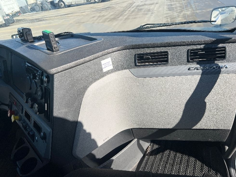 Day Cab Tractor-Heavy Duty Tractors-Freightliner-2019-T11664ST-West Fargo-ND-764,497\n\t\tmiles-$ 27,750 - Image 13
