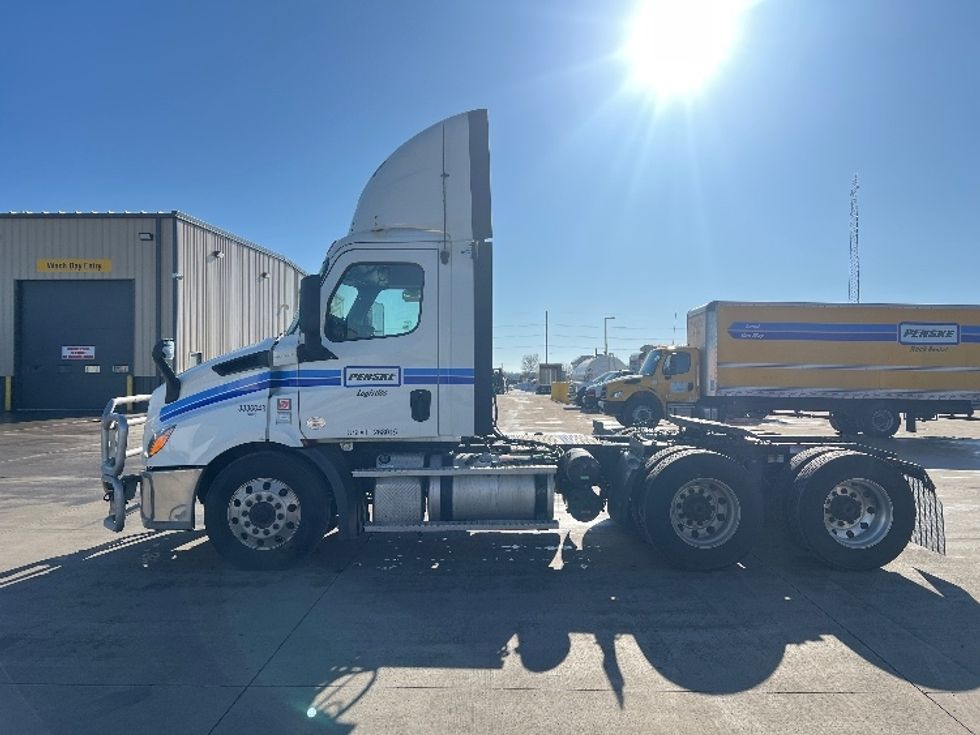 Day Cab Tractor-Heavy Duty Tractors-Freightliner-2019-T11664ST-West Fargo-ND-764,497\n\t\tmiles-$ 27,750 - Image 4