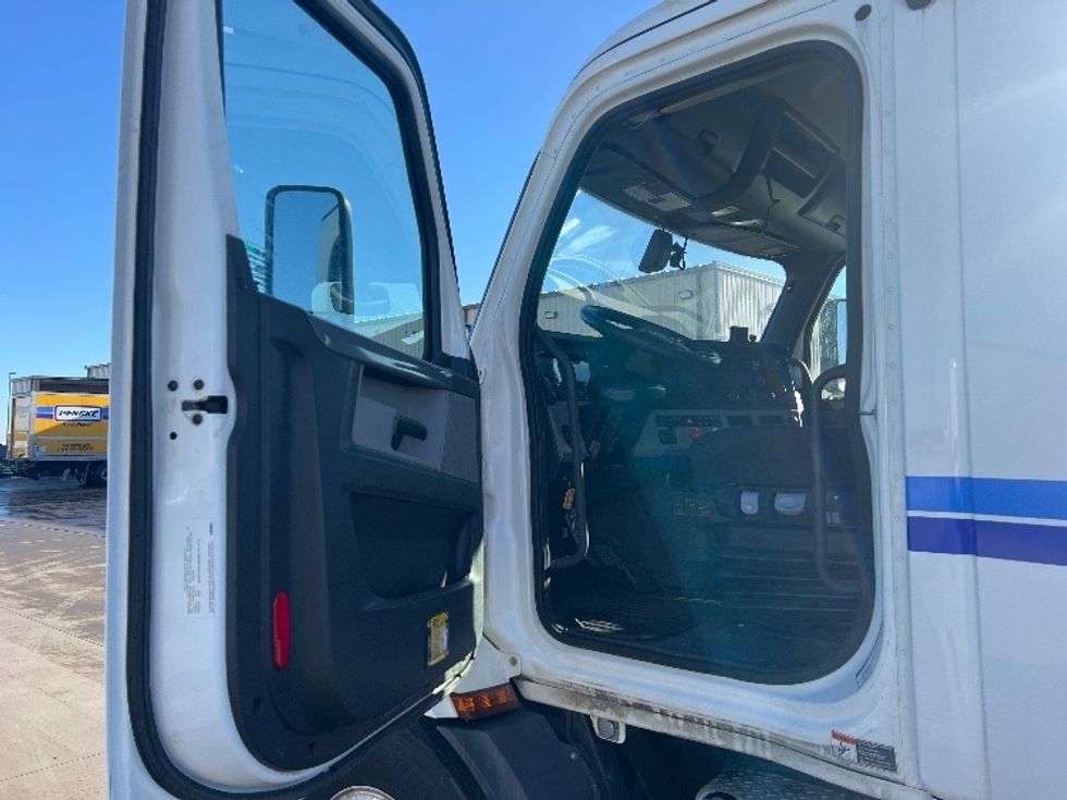 Day Cab Tractor-Heavy Duty Tractors-Freightliner-2019-T11664ST-West Fargo-ND-764,497\n\t\tmiles-$ 27,750 - Image 9