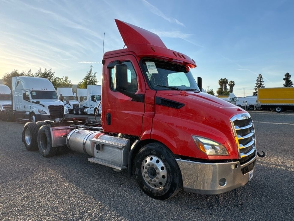 Day Cab Tractor-Heavy Duty Tractors-Freightliner-2019-T11664ST-West Sacramento-CA-331,330\n\t\tmiles-$ 44,500 - Image 1
