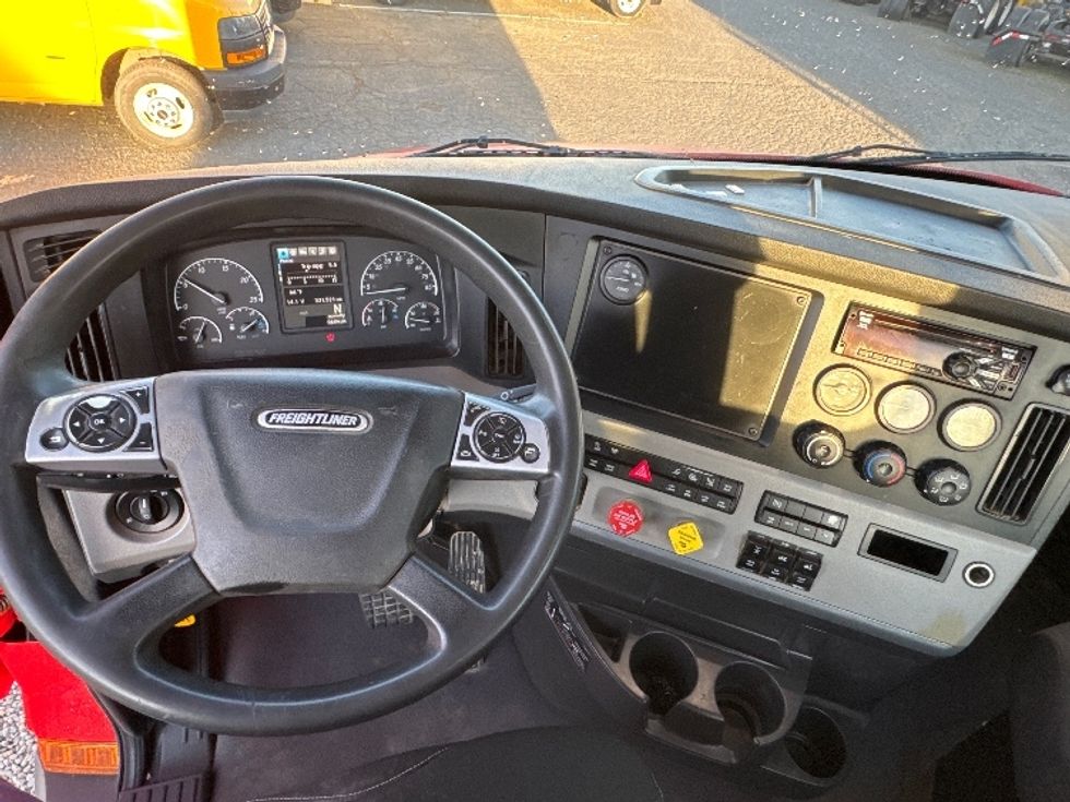 Day Cab Tractor-Heavy Duty Tractors-Freightliner-2019-T11664ST-West Sacramento-CA-331,330\n\t\tmiles-$ 44,500 - Image 11