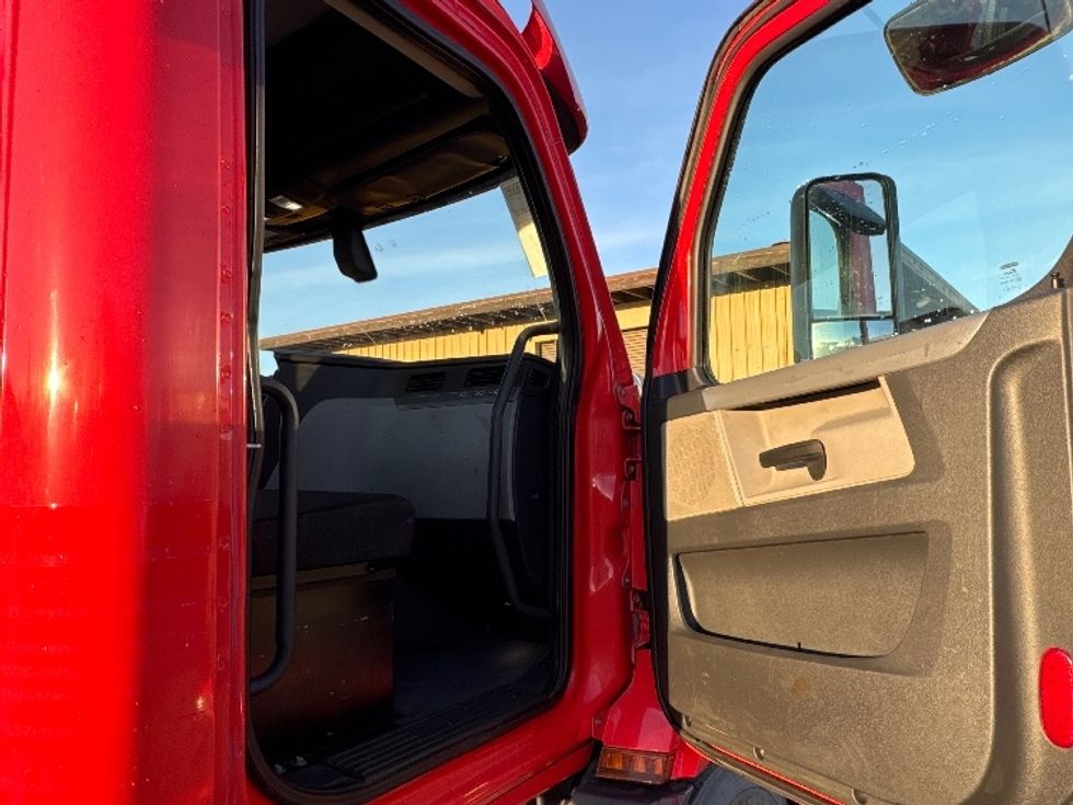 Day Cab Tractor-Heavy Duty Tractors-Freightliner-2019-T11664ST-West Sacramento-CA-331,330\n\t\tmiles-$ 44,500 - Image 12