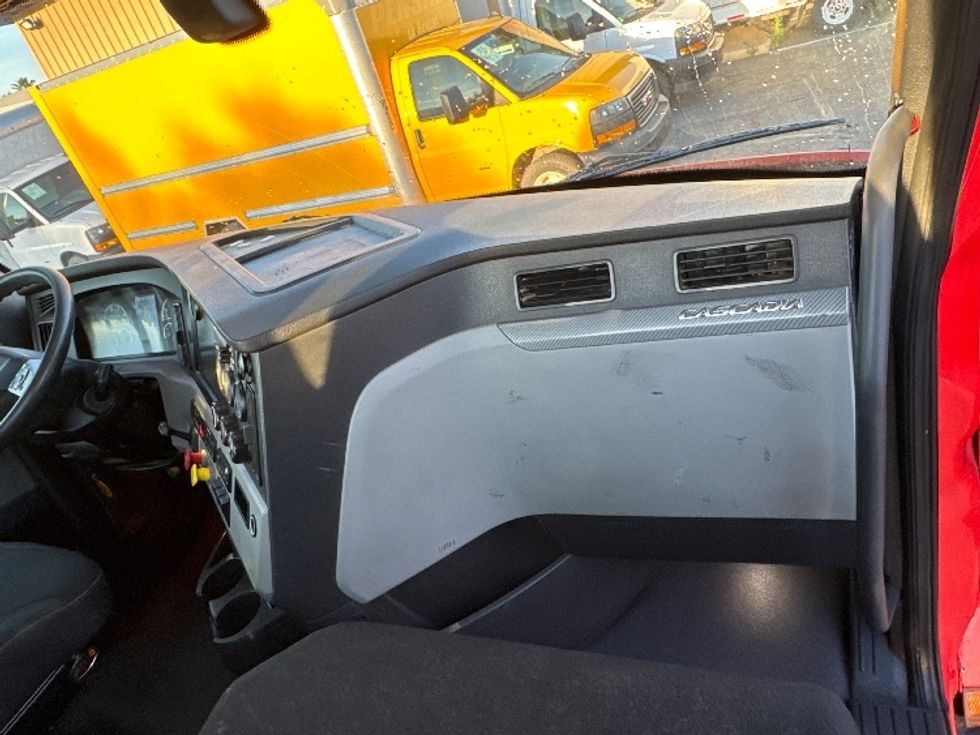 Day Cab Tractor-Heavy Duty Tractors-Freightliner-2019-T11664ST-West Sacramento-CA-331,330\n\t\tmiles-$ 44,500 - Image 13