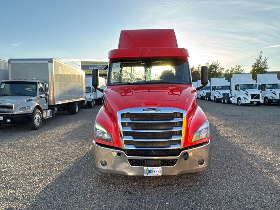 Day Cab Tractor-Heavy Duty Tractors-Freightliner-2019-T11664ST-West Sacramento-CA-331,330\n\t\tmiles-$ 44,500 - Image 2