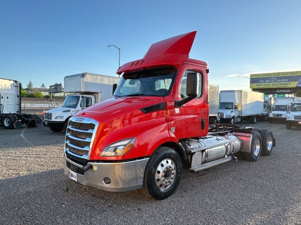 Day Cab Tractor-Heavy Duty Tractors-Freightliner-2019-T11664ST-West Sacramento-CA-331,330\n\t\tmiles-$ 44,500 - Image 3