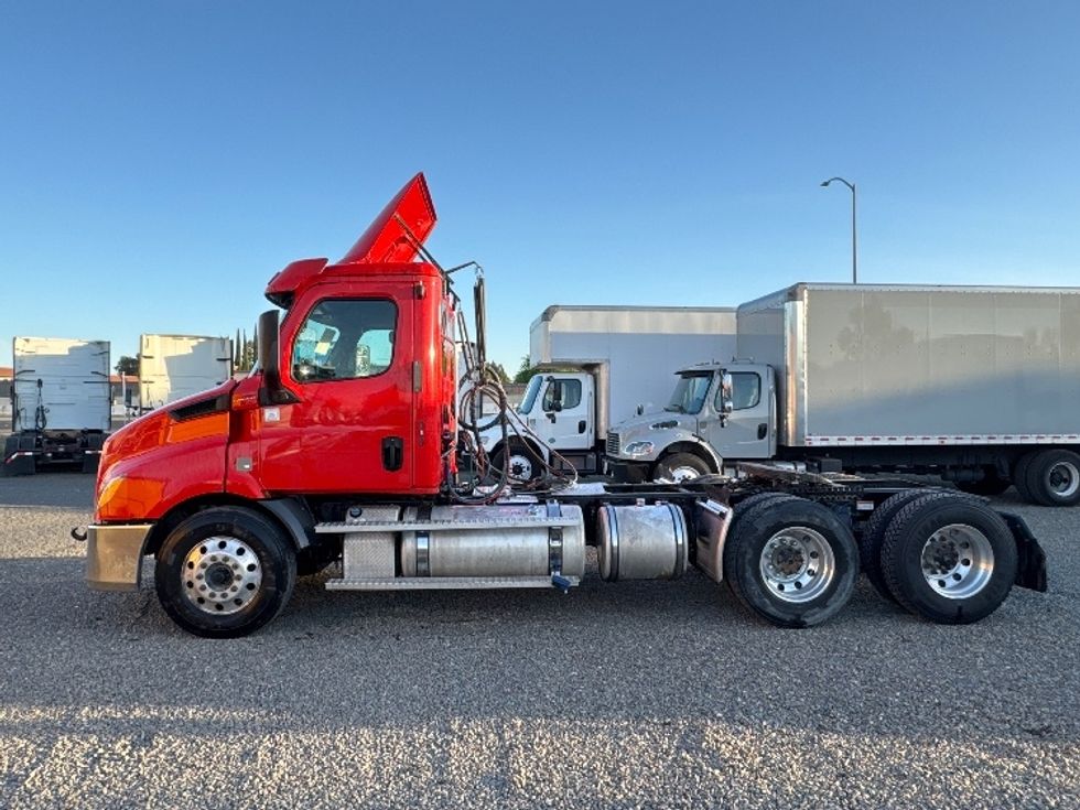 Day Cab Tractor-Heavy Duty Tractors-Freightliner-2019-T11664ST-West Sacramento-CA-331,330\n\t\tmiles-$ 44,500 - Image 4