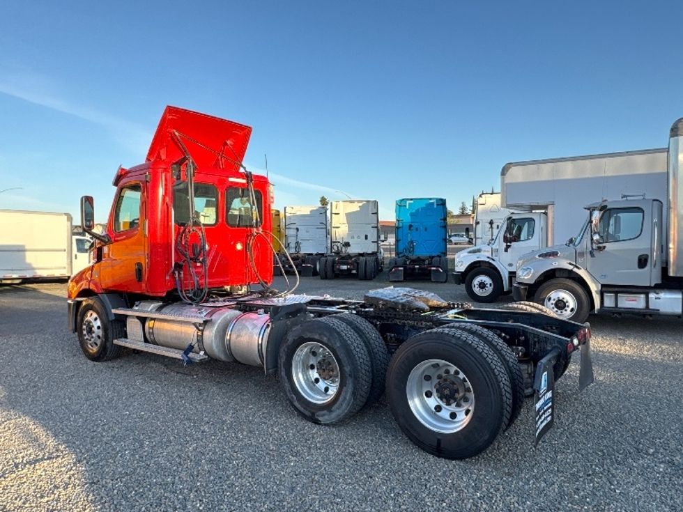 Day Cab Tractor-Heavy Duty Tractors-Freightliner-2019-T11664ST-West Sacramento-CA-331,330\n\t\tmiles-$ 44,500 - Image 5