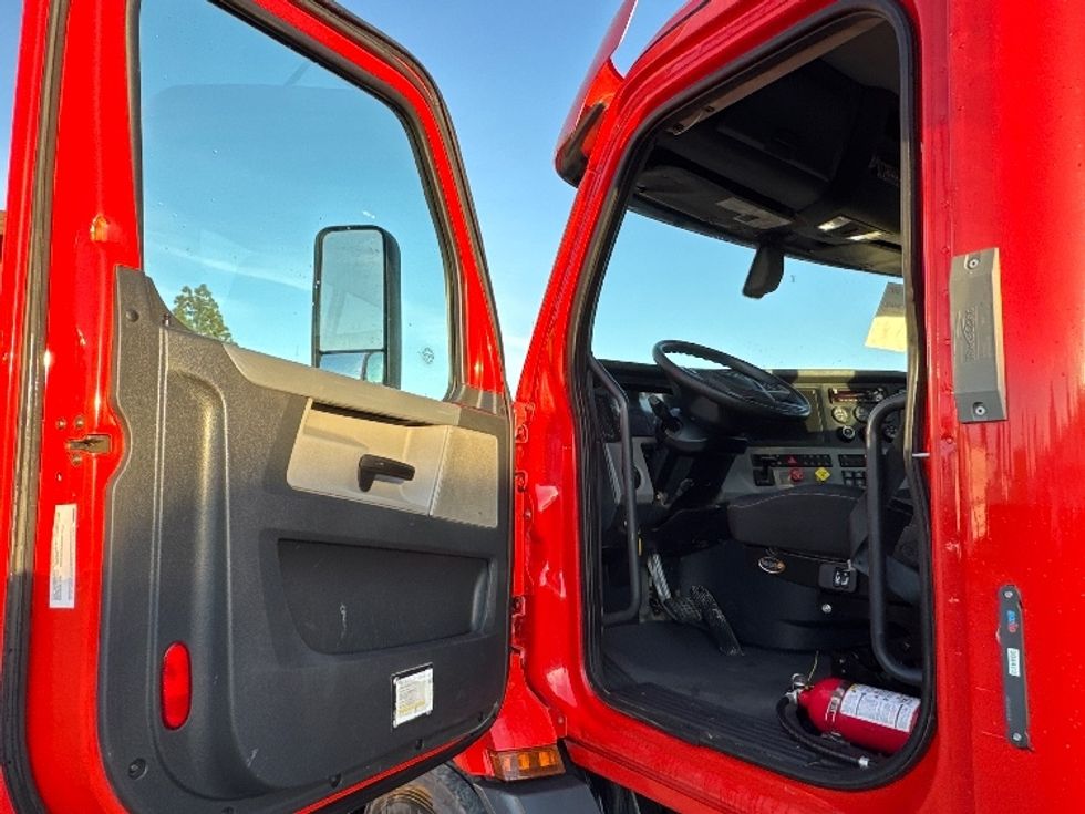 Day Cab Tractor-Heavy Duty Tractors-Freightliner-2019-T11664ST-West Sacramento-CA-331,330\n\t\tmiles-$ 44,500 - Image 9