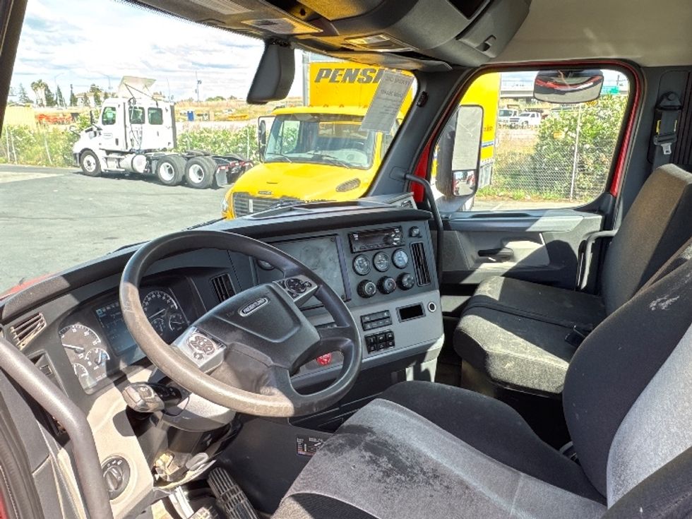 Day Cab Tractor-Heavy Duty Tractors-Freightliner-2019-T11664ST-West Sacramento-CA-335,877\n\t\tmiles-$ 44,500 - Image 10