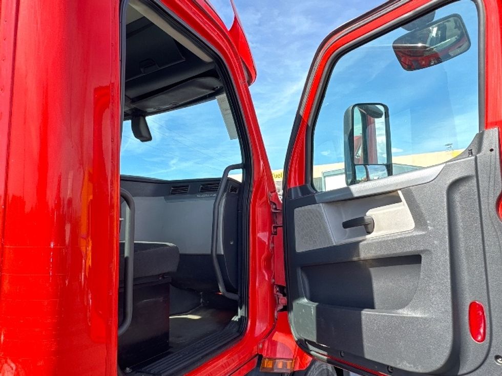 Day Cab Tractor-Heavy Duty Tractors-Freightliner-2019-T11664ST-West Sacramento-CA-335,877\n\t\tmiles-$ 44,500 - Image 12