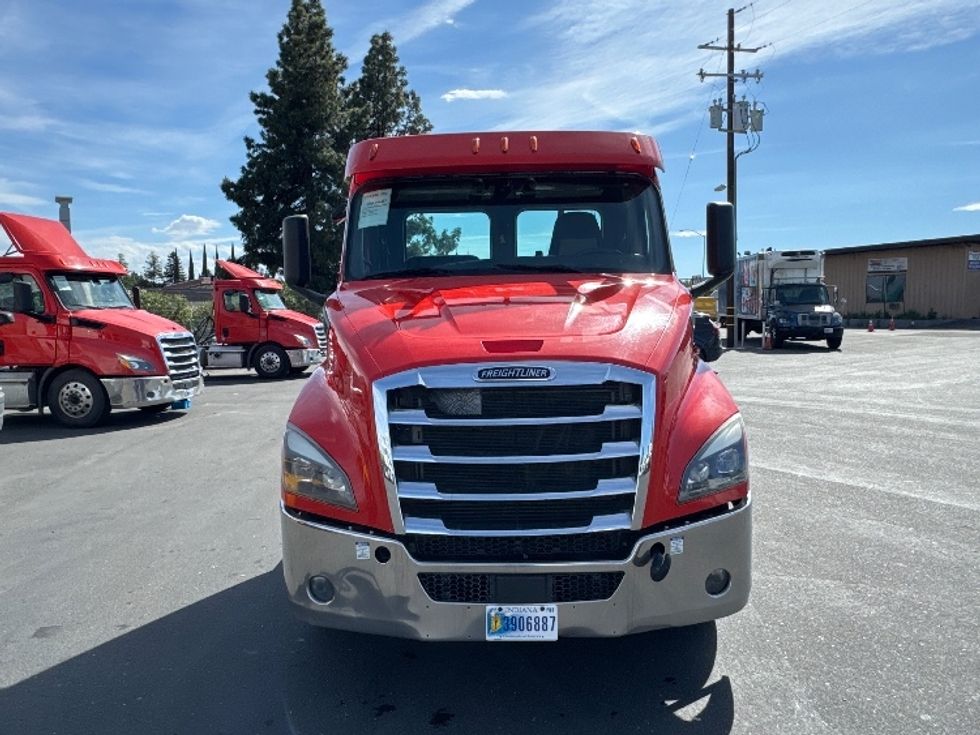 Day Cab Tractor-Heavy Duty Tractors-Freightliner-2019-T11664ST-West Sacramento-CA-335,877\n\t\tmiles-$ 44,500 - Image 2
