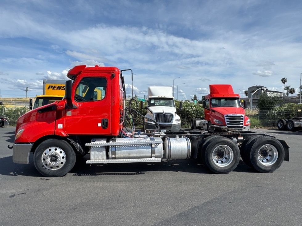 Day Cab Tractor-Heavy Duty Tractors-Freightliner-2019-T11664ST-West Sacramento-CA-335,877\n\t\tmiles-$ 44,500 - Image 4