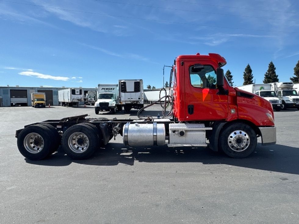 Day Cab Tractor-Heavy Duty Tractors-Freightliner-2019-T11664ST-West Sacramento-CA-335,877\n\t\tmiles-$ 44,500 - Image 8